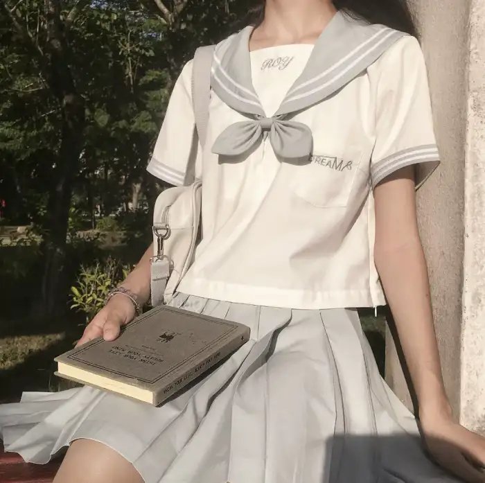 裸女游城